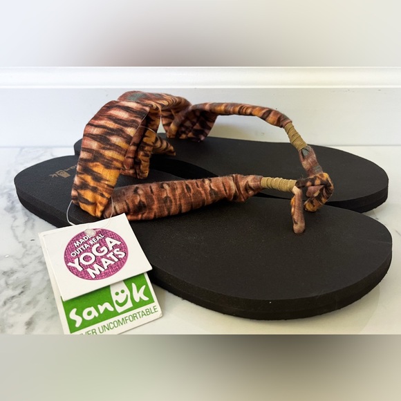 NWT! Sanuk Yoga Sling It On Prints Dusty Yellow Sandals Flip Flops Shoes Sz 7 10 - Picture 1 of 5